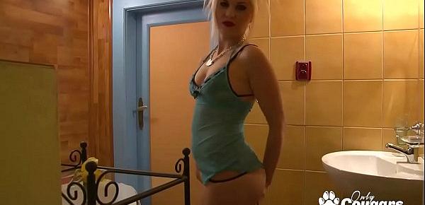  Andreya Diamond Masturbates On Her Toilet